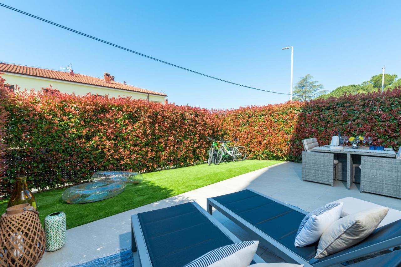 Luxury New Apartment With Private Garden Near The Beach! Porec Exterior photo