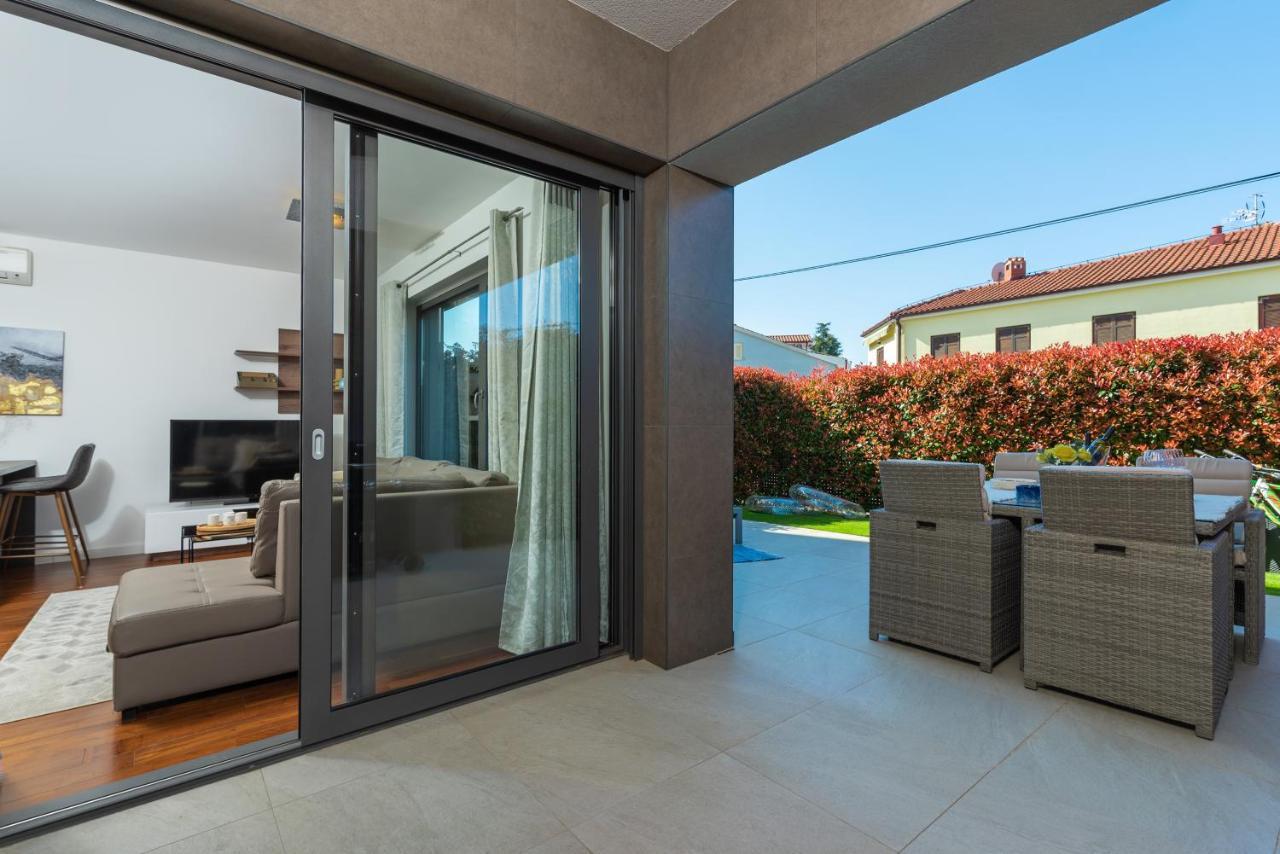 Luxury New Apartment With Private Garden Near The Beach! Porec Exterior photo